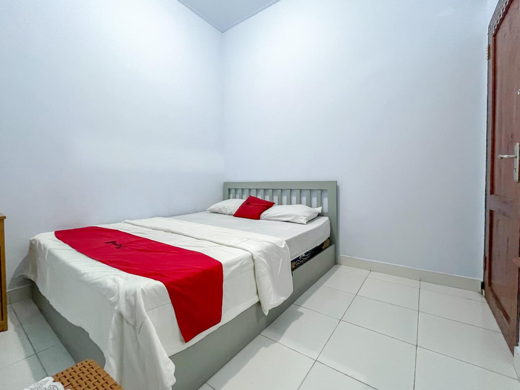 Reddoorz Syariah At Home Ampana Guest House Ampana Kota ภายนอก รูปภาพ