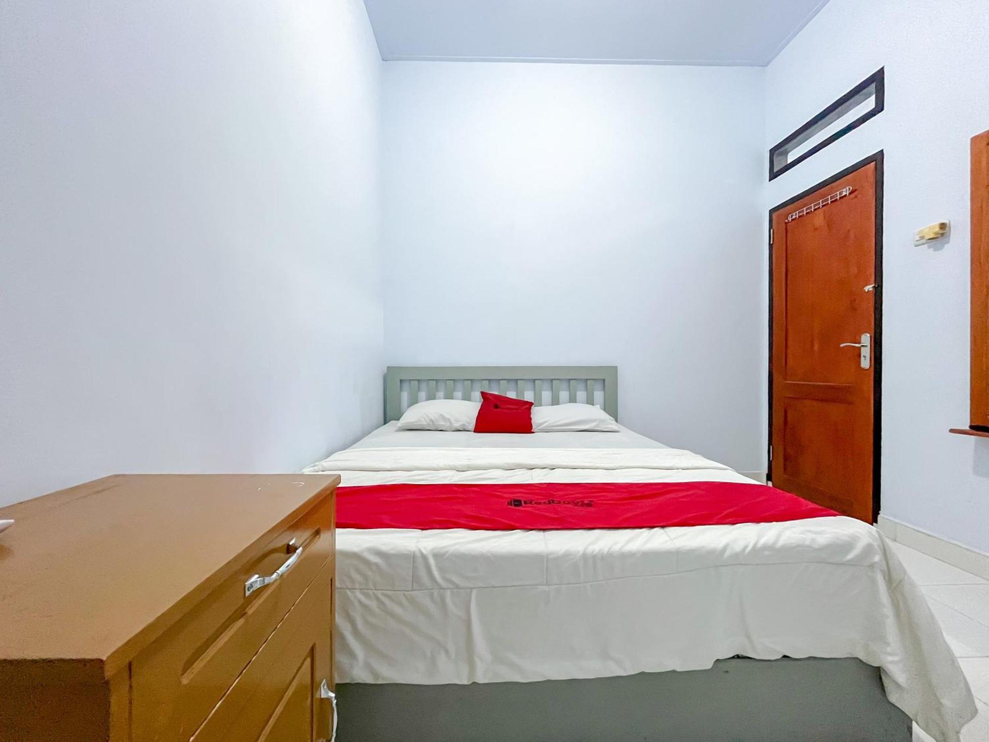 Reddoorz Syariah At Home Ampana Guest House Ampana Kota ภายนอก รูปภาพ