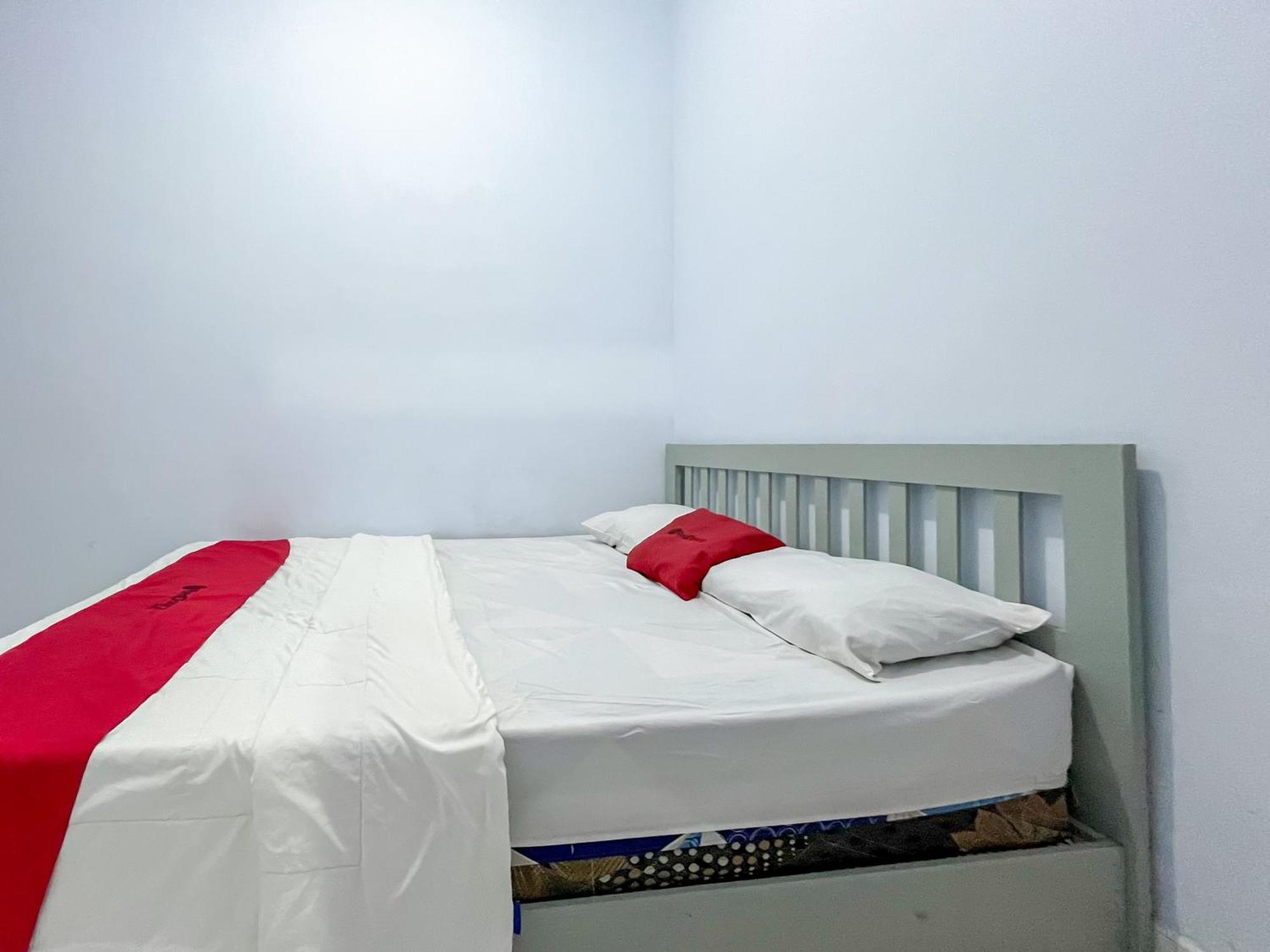 Reddoorz Syariah At Home Ampana Guest House Ampana Kota ภายนอก รูปภาพ