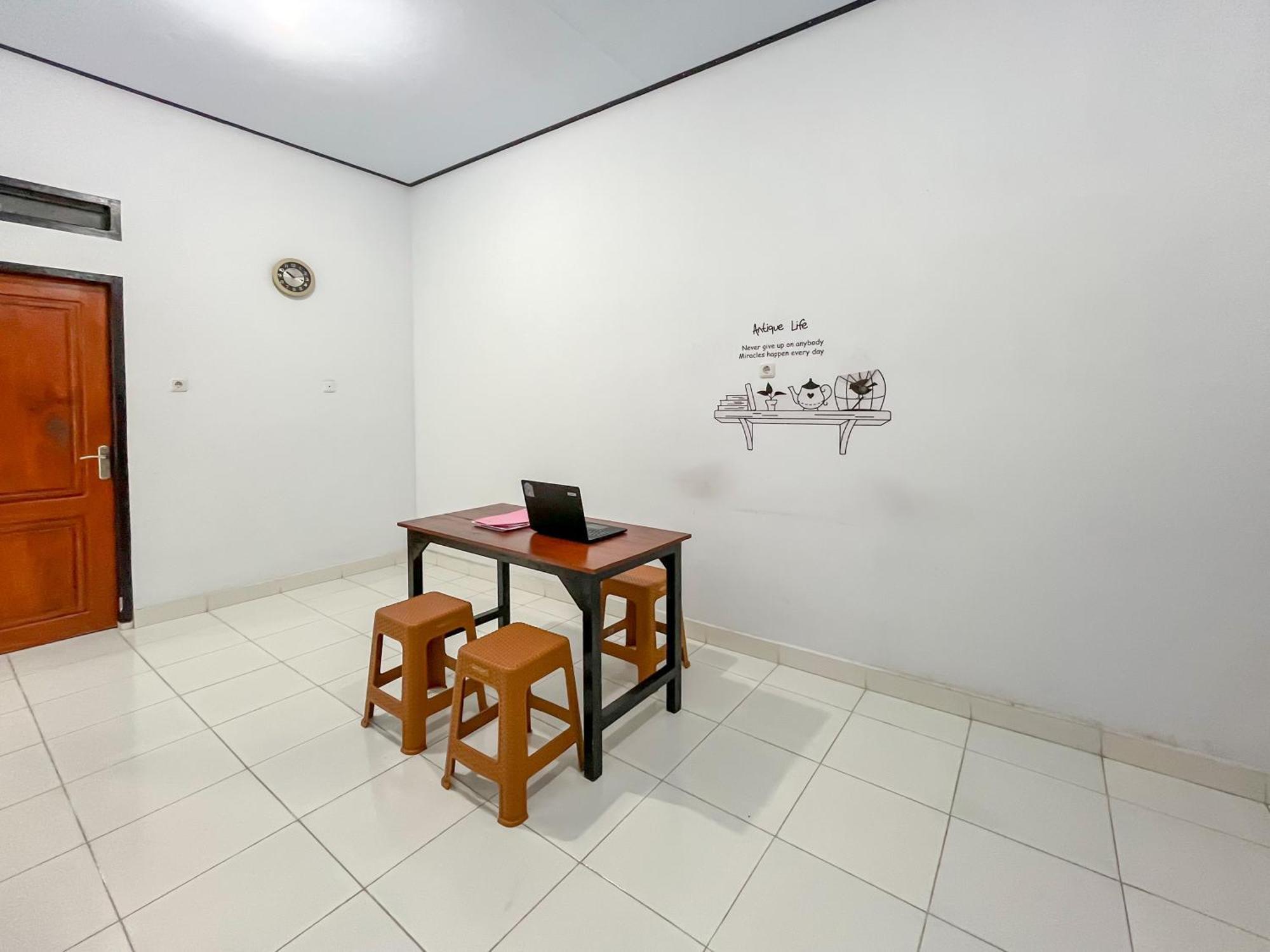 Reddoorz Syariah At Home Ampana Guest House Ampana Kota ภายนอก รูปภาพ