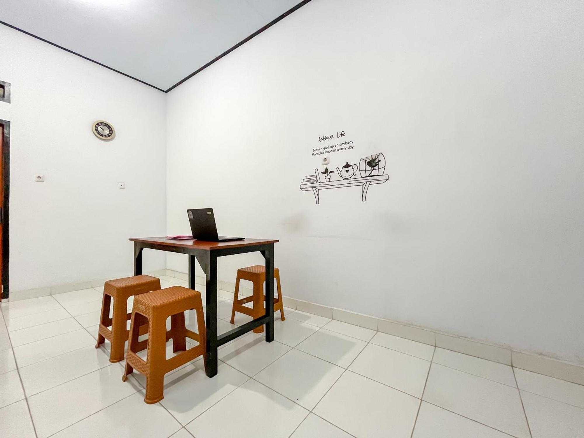 Reddoorz Syariah At Home Ampana Guest House Ampana Kota ภายนอก รูปภาพ