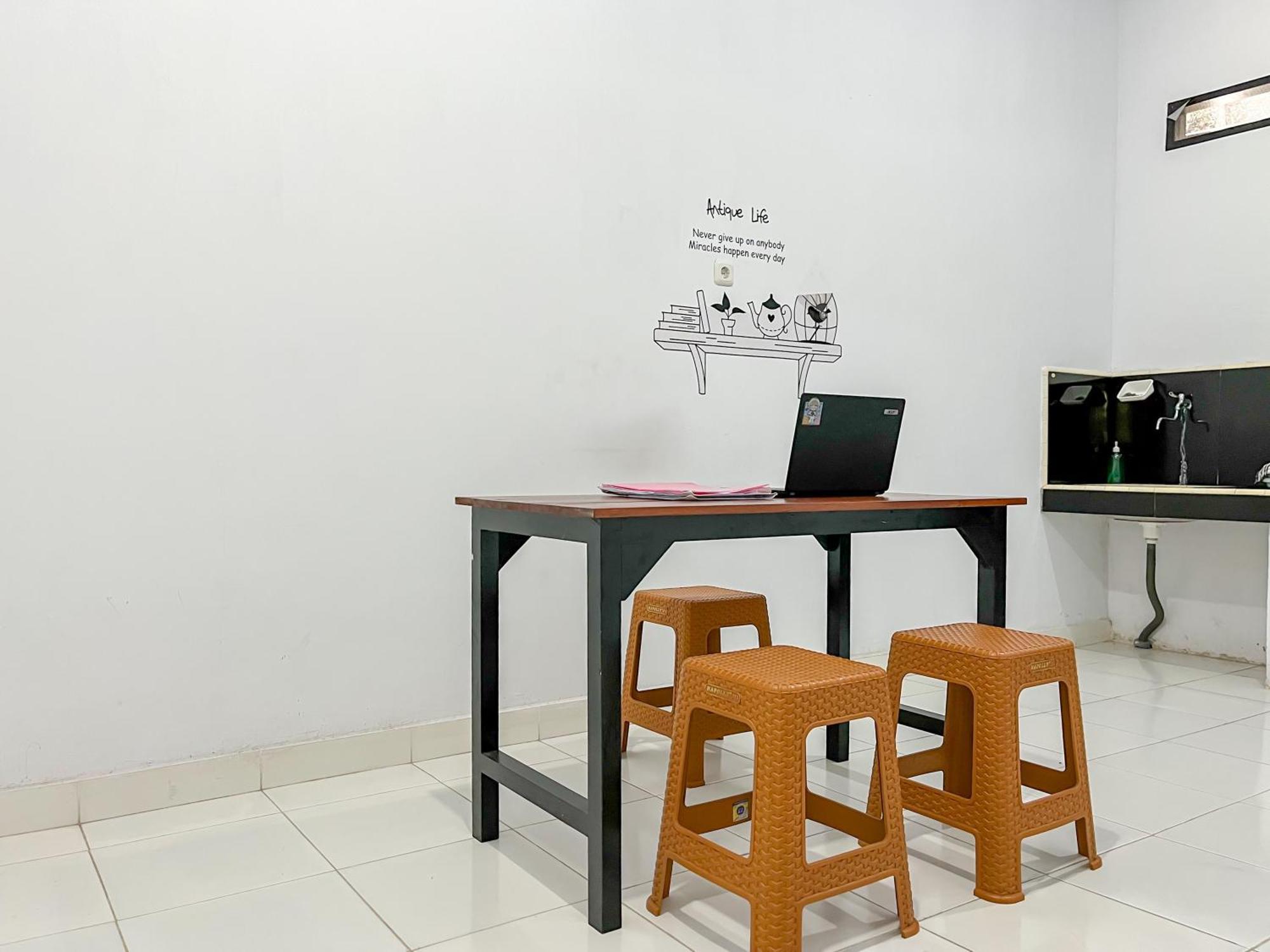 Reddoorz Syariah At Home Ampana Guest House Ampana Kota ภายนอก รูปภาพ